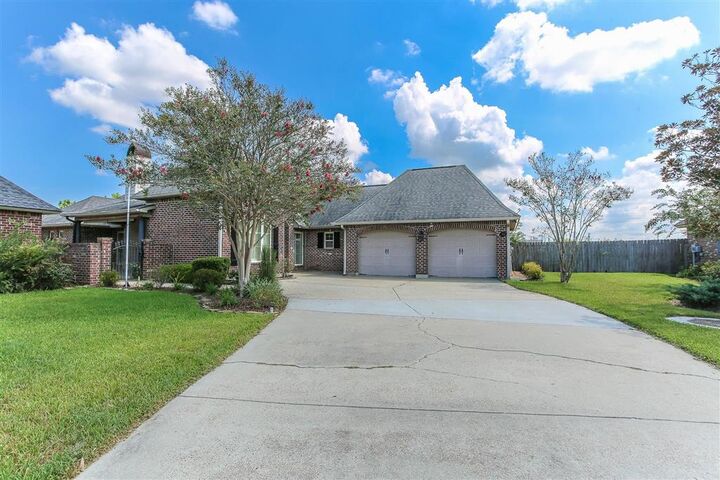 Property Photo: 902 S Yorkshire Circle S LA 70605