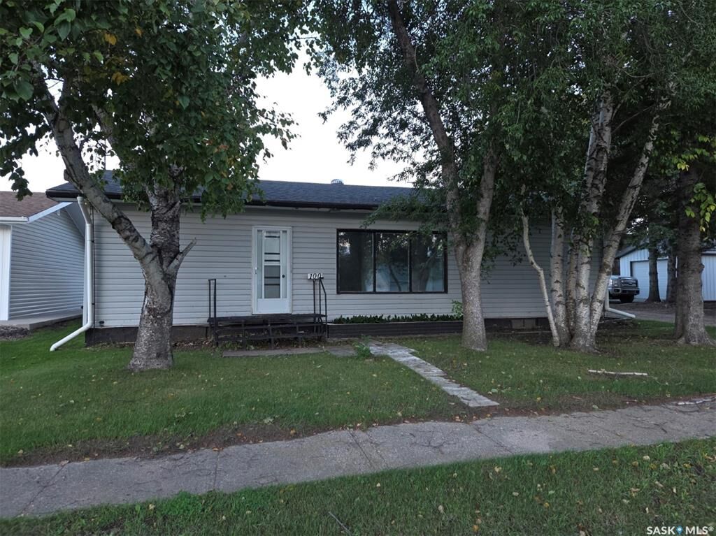 Property Photo:  100 3rd Avenue N  SK S0K 2X0 