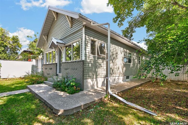 Property Photo:  1133 Chestnut Avenue NE  SK S6H 1A9 