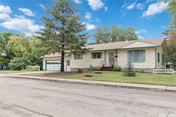 Property Photo:  201 Elm Street  SK S7J 0G8 