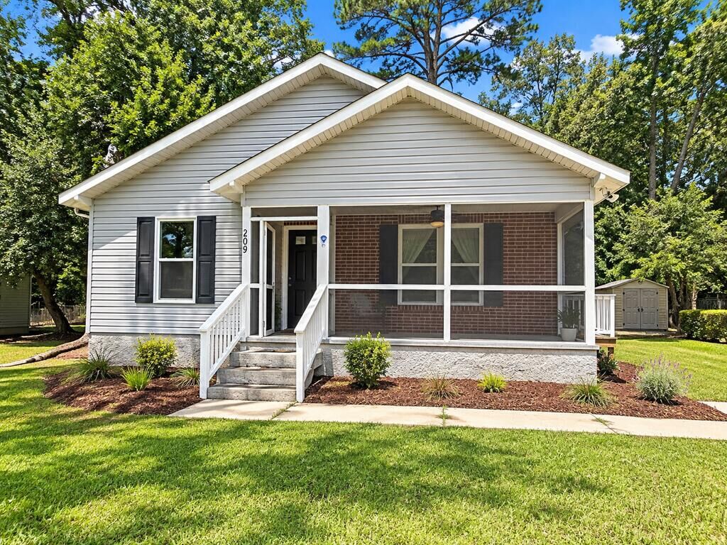 Property Photo: 209 Henderson St GA 31792