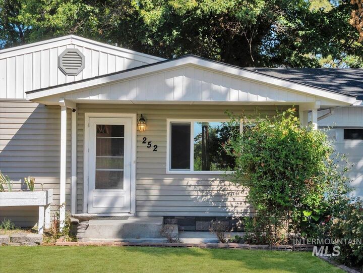 Property Photo:  252 South East Boulevard  ID 83655 