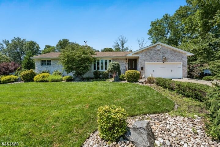 Property Photo: 196 Hawthorne Dr NJ 07066