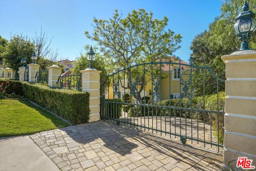 Property Photo:  1413 Via Castilla  CA 90274 