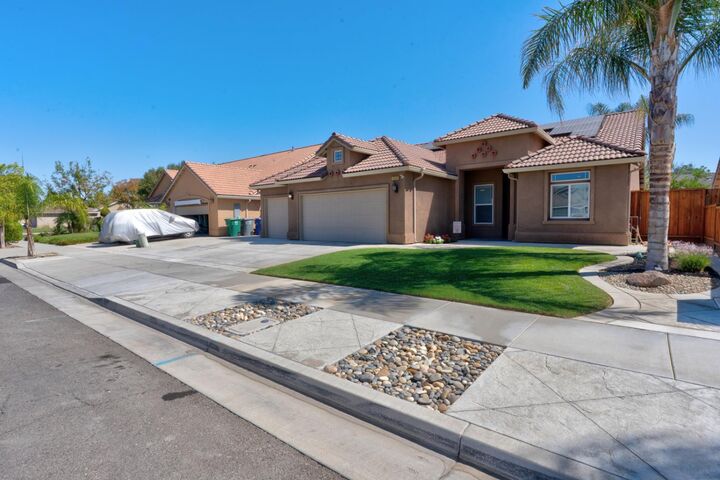 Property Photo: 530 Castlerock Court CA 93635
