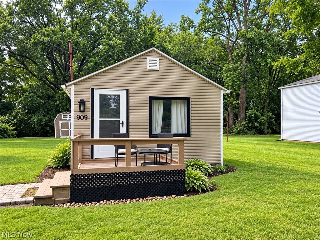 Property Photo:  909 Harriet Street  OH 44055 