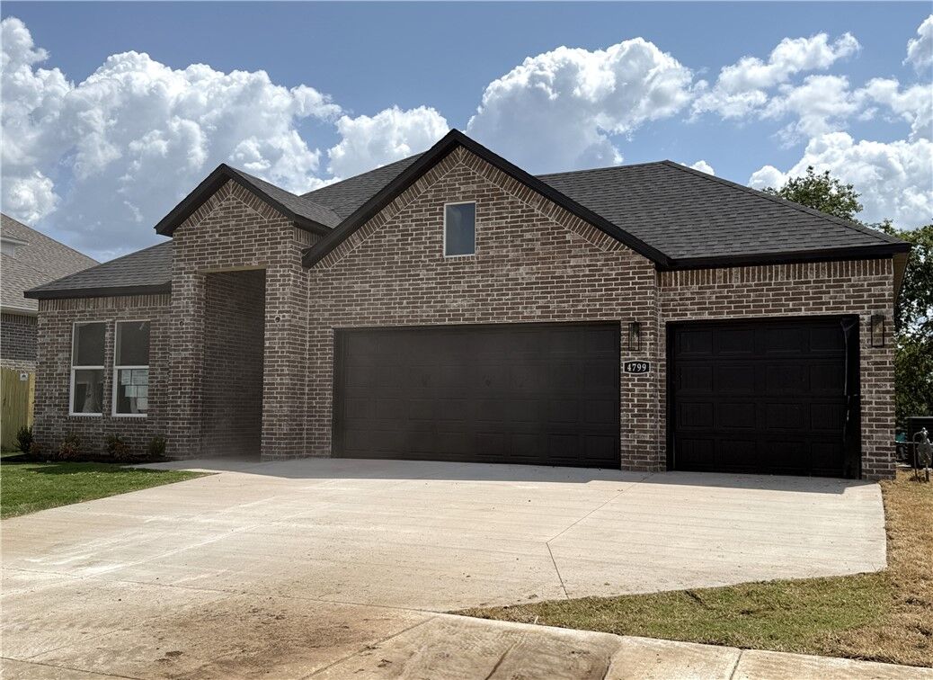 Property Photo:  4704 W Succulent Street  AR 72704 
