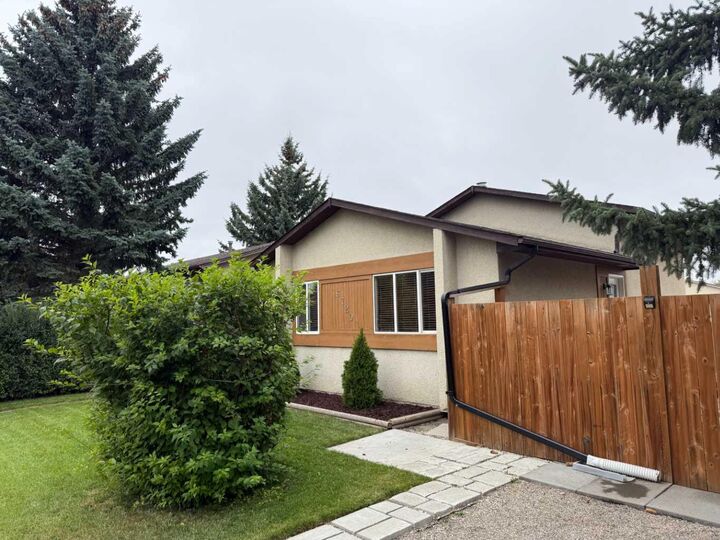 Property Photo:  6720 29 Avenue NE  AB T1Y 3W5 