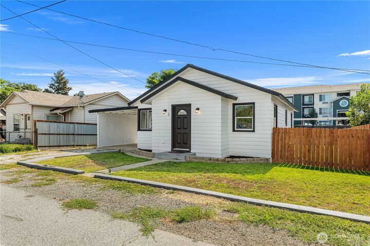 Property Photo: 3 Island View Street WA 98801
