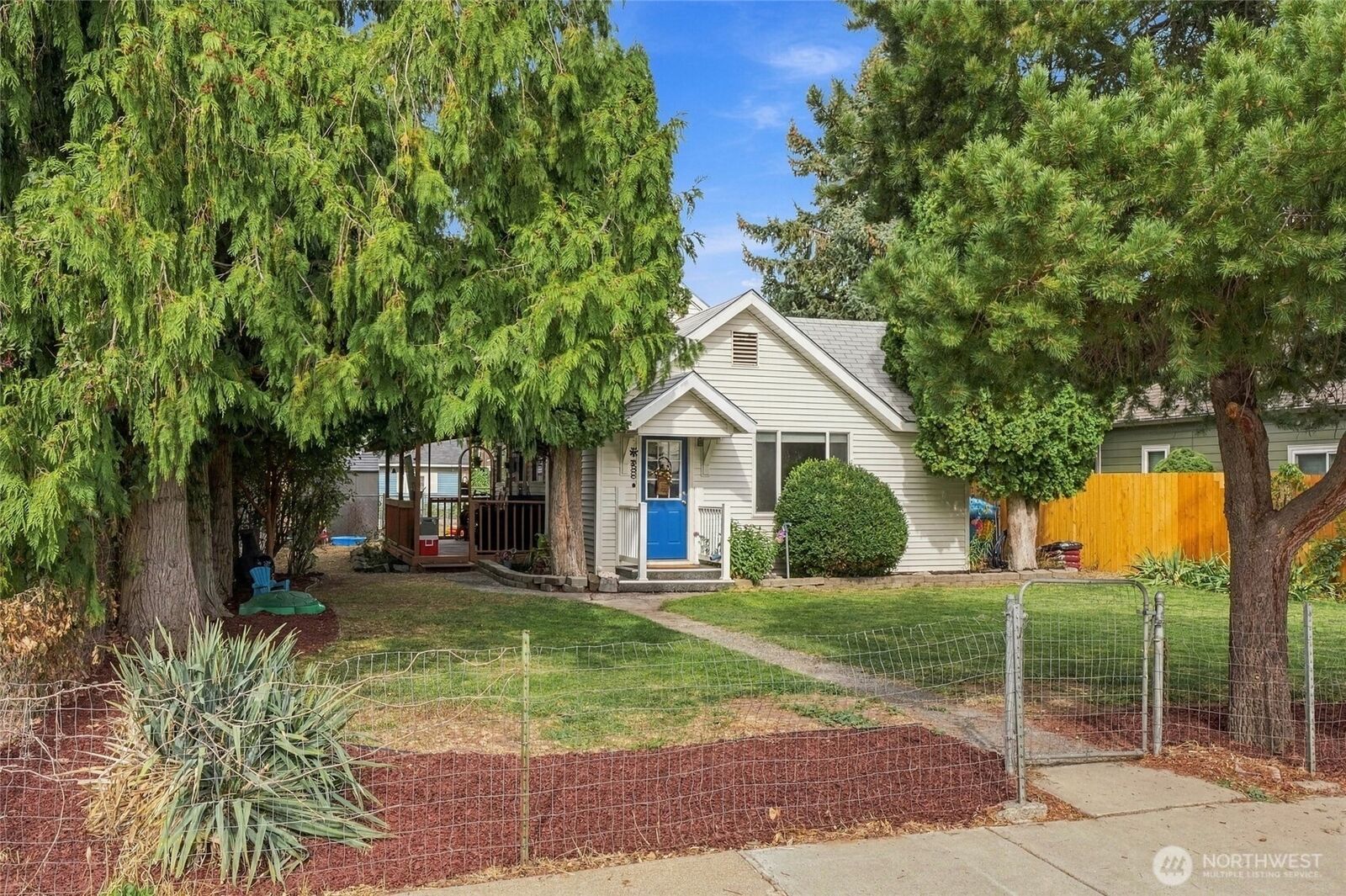 Property Photo:  319 NW C St  WA 98823 