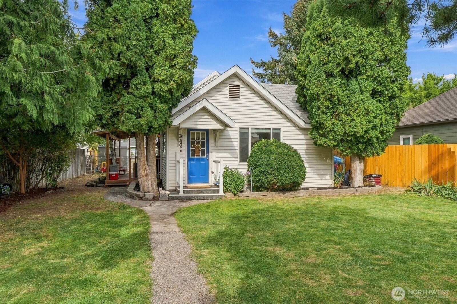 Property Photo:  319 NW C St  WA 98823 