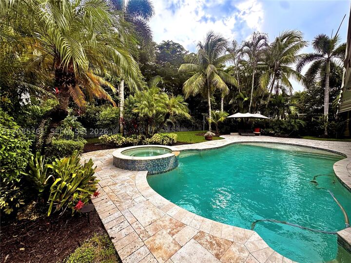Property Photo:  1606 Victoria Pointe Cir  FL 33327 