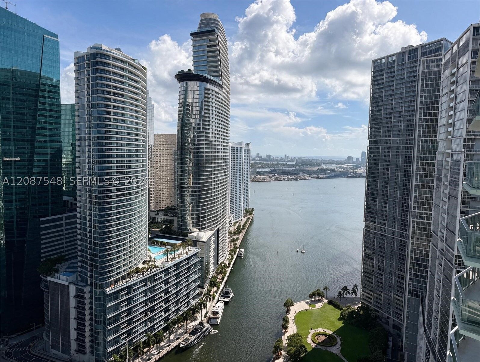 Property Photo:  77 SE 5th St 4003  FL 33131 