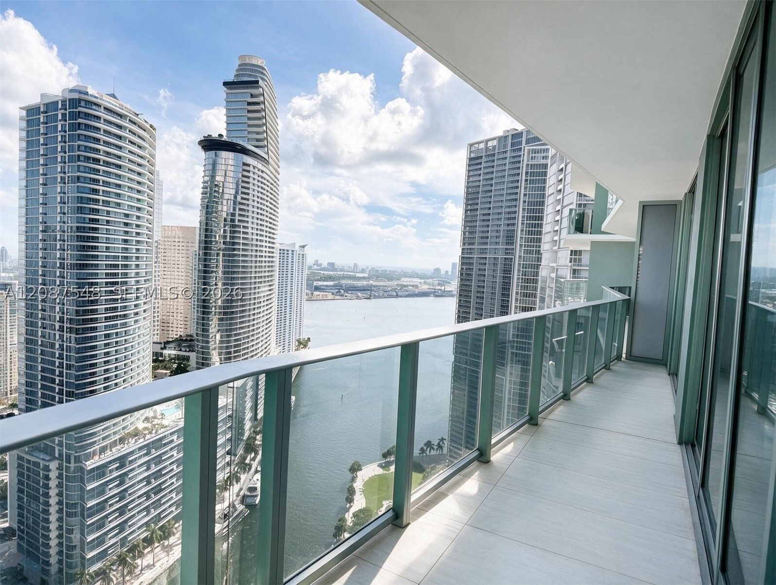 Property Photo: 77 SE 5th St 4003 FL 33131