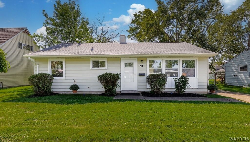 Property Photo:  82 Riverdale Drive  NY 14072 