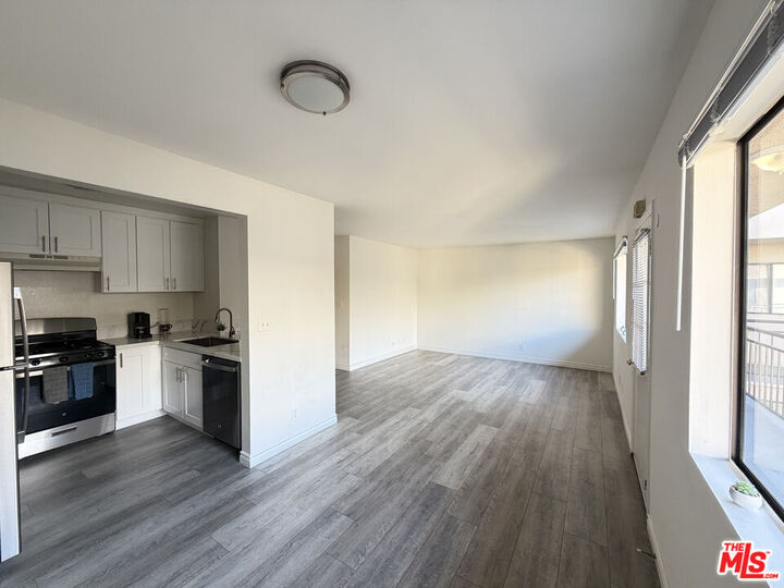 Property Photo: 326 S Manhattan Pl, Unit 210 CA 90020
