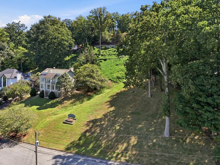 Property Photo: 1720 S Crest Manor Lane TN 37404