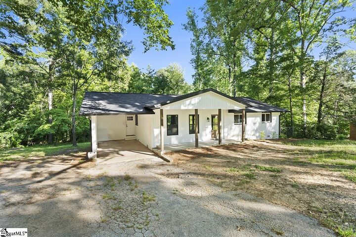 Property Photo: 407 Beechwood Circle SC 29646