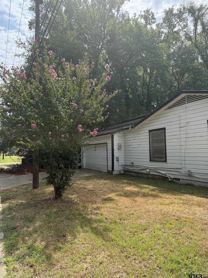 Property Photo:  1012 Harmon Dr  TX 75602 