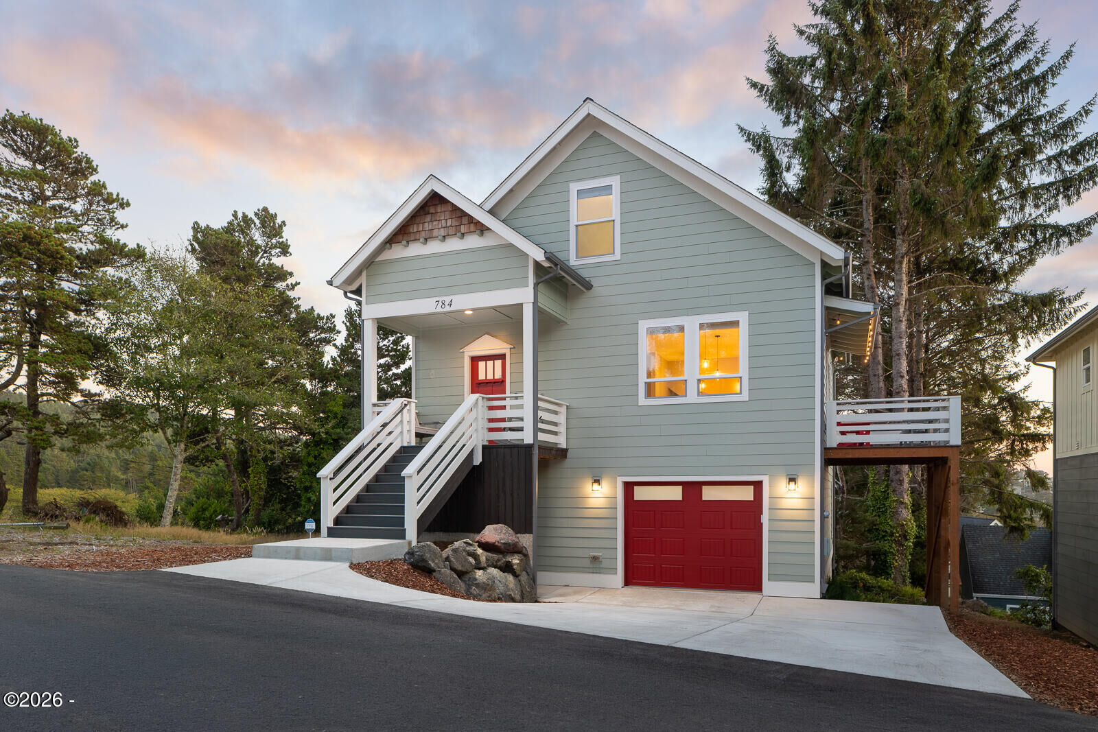 Property Photo:  784 SW 28th Court  OR 97367 