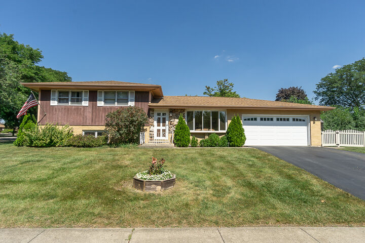 Property Photo:  1101 N Millns Lane  IL 60101 