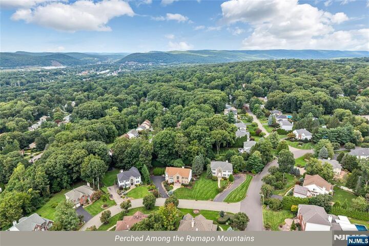 Property Photo:  4 Moccasin Court  NJ 07430 
