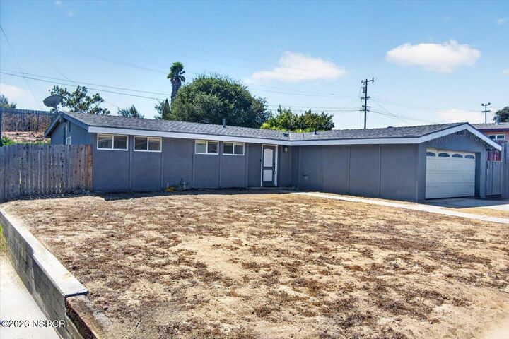 Property Photo: 1440 Calle Marana CA 93436