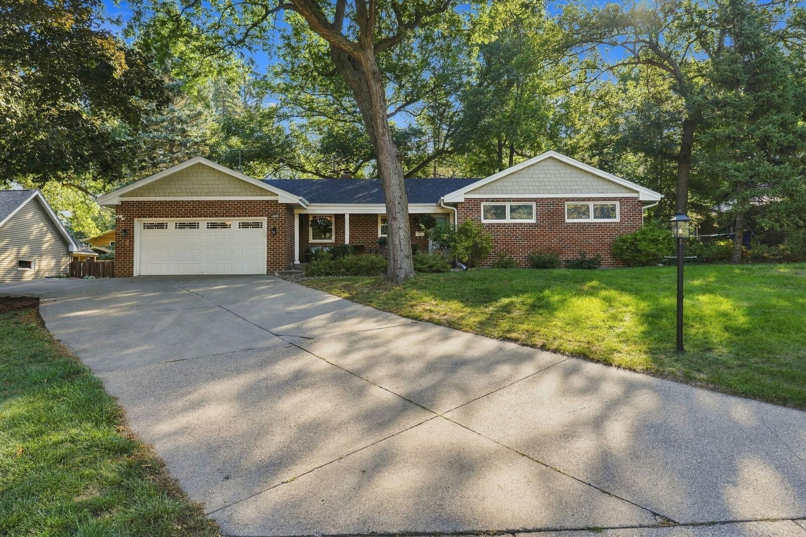 Property Photo:  1620 Sumter Avenue N  MN 55427 