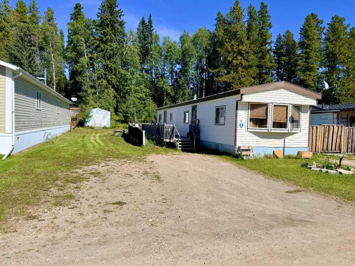 Property Photo:  8 Pinewood Drive  AB T4T 2A4 