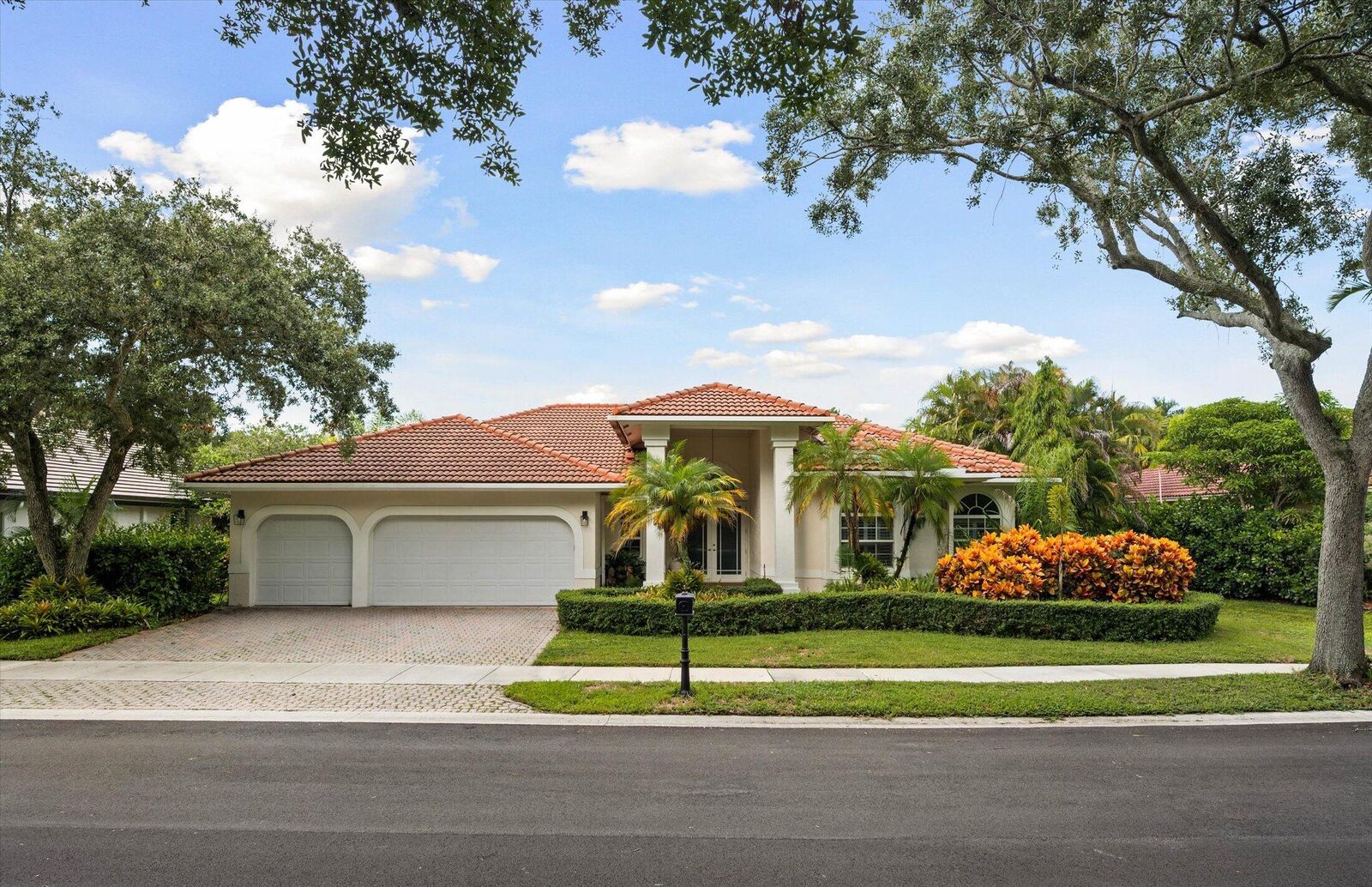 Property Photo: 2647 Edgewater Drive FL 33332