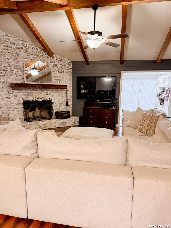 Property Photo: 212 S 4th TX 78160