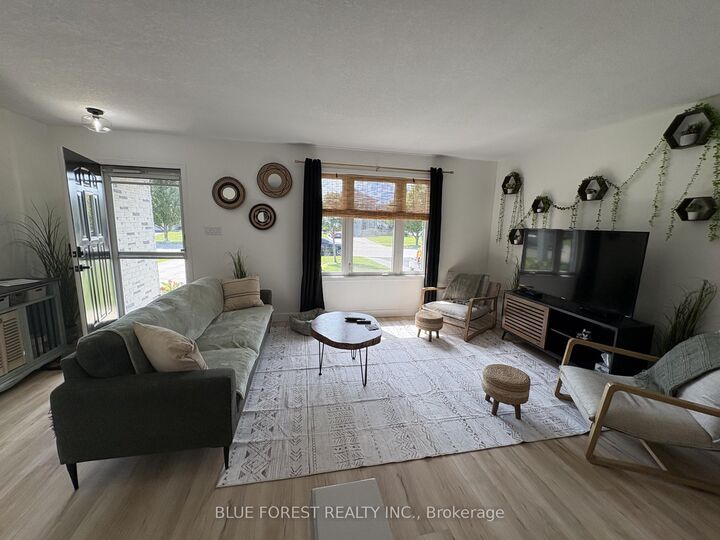 Property Photo:  3 Meadowvale Drive  ON N5P 4P1 