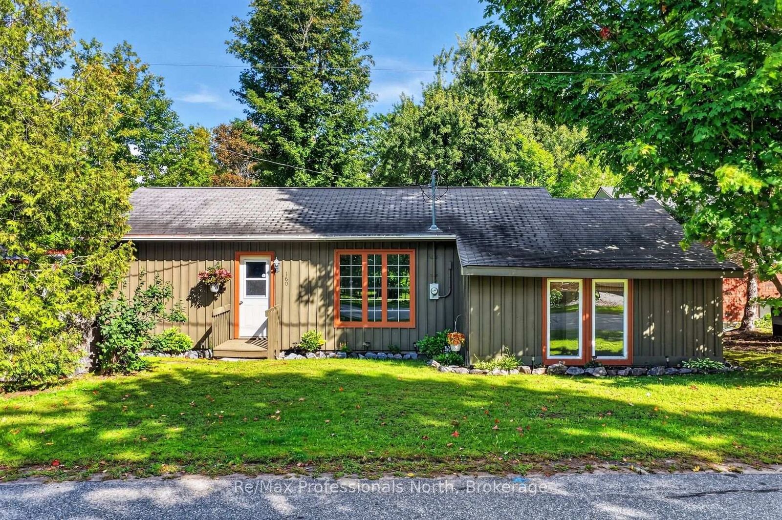Property Photo:  160 Isaac Street  ON P1P 1G2 