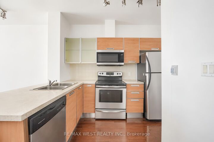 Property Photo:  3391 Bloor Street W 609  ON M8X 1G3 