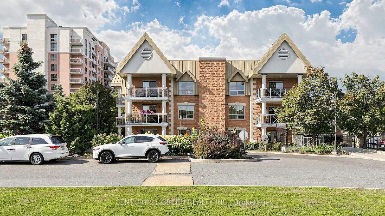 Property Photo:  830 Scollard Court 311  ON L5V 0A2 