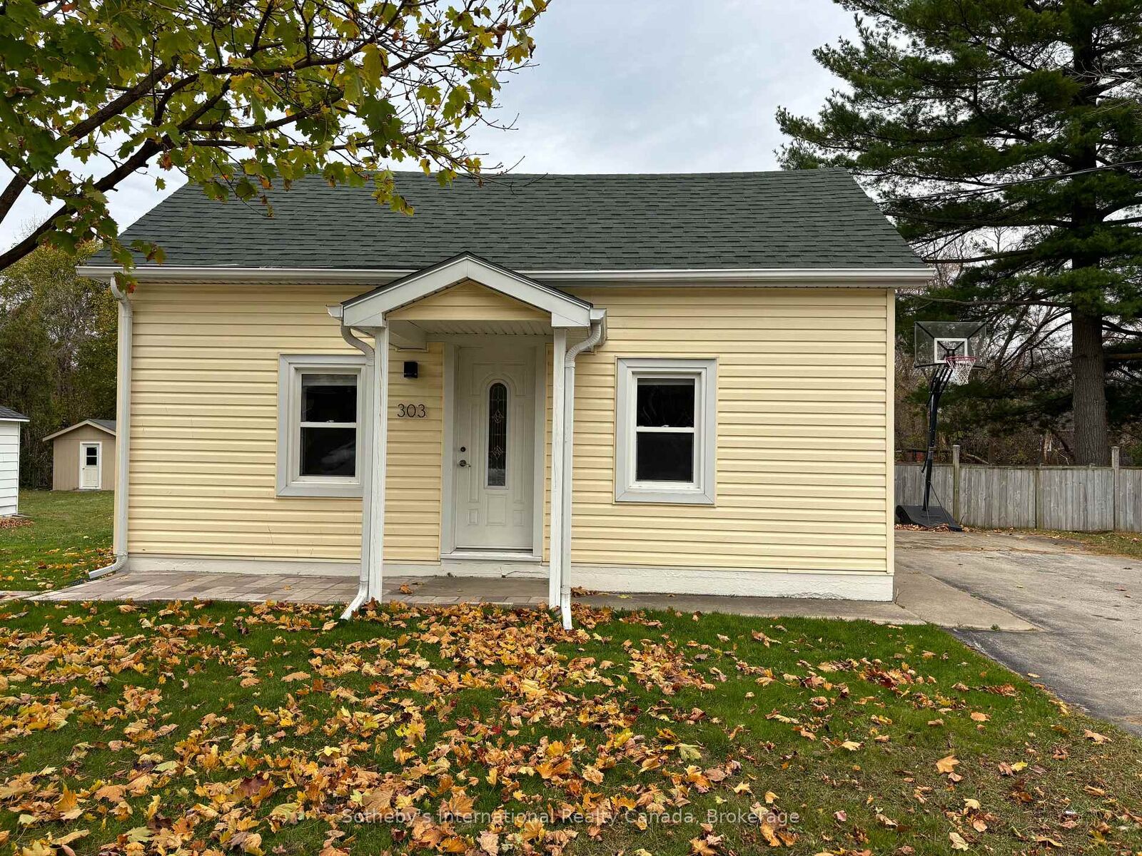 Property Photo:  303 Oak Street  ON L9Y 2Y2 
