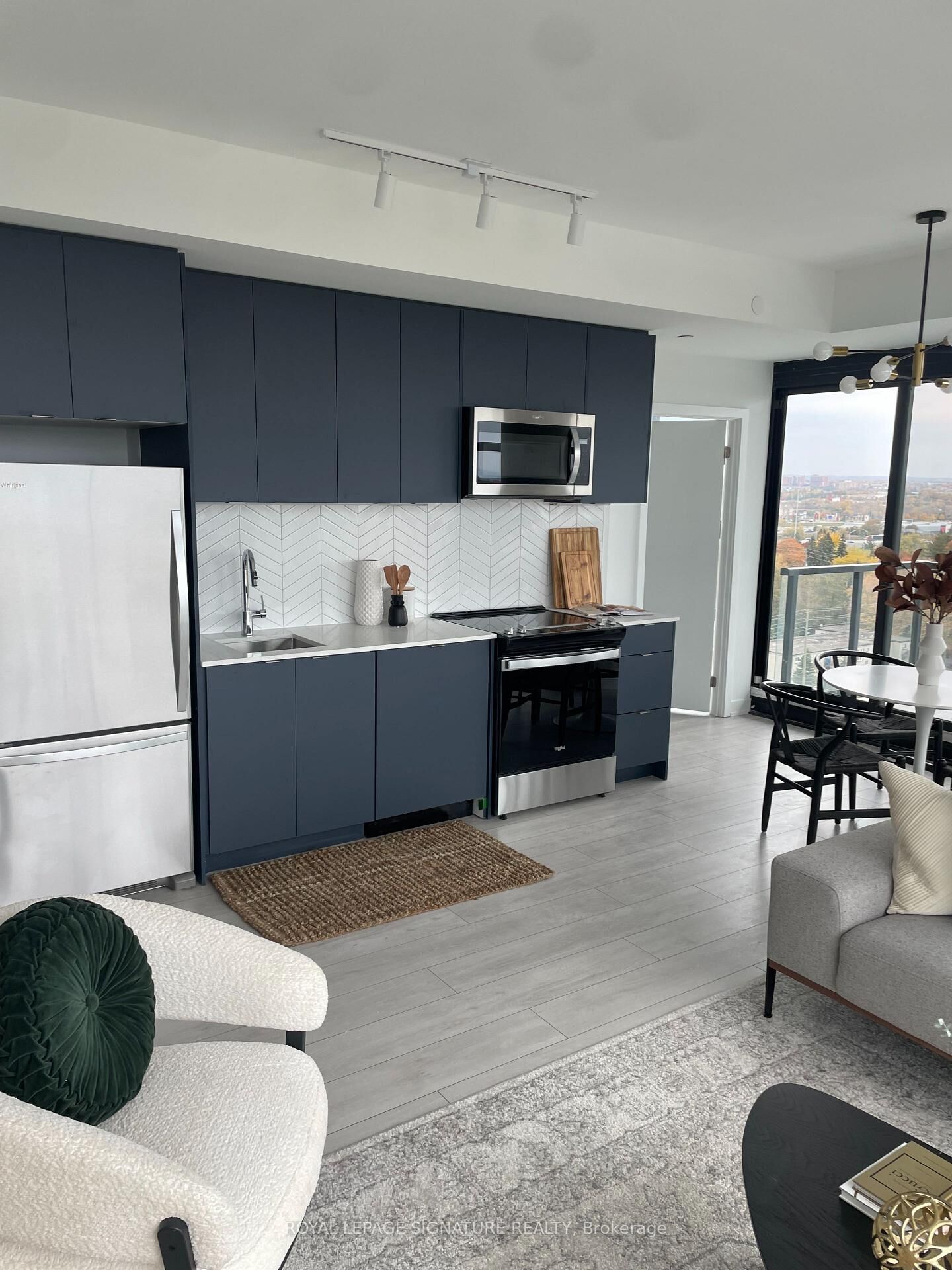 Property Photo:  1606 Charles Street E 1404  ON L1N 0P1 
