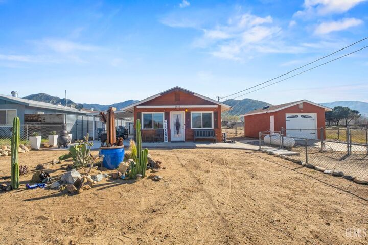 Property Photo:  2920 Webb Avenue  CA 93240 
