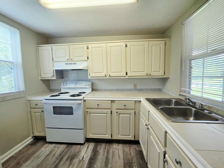 Property Photo: 511 Harlem Avenue FL 32401