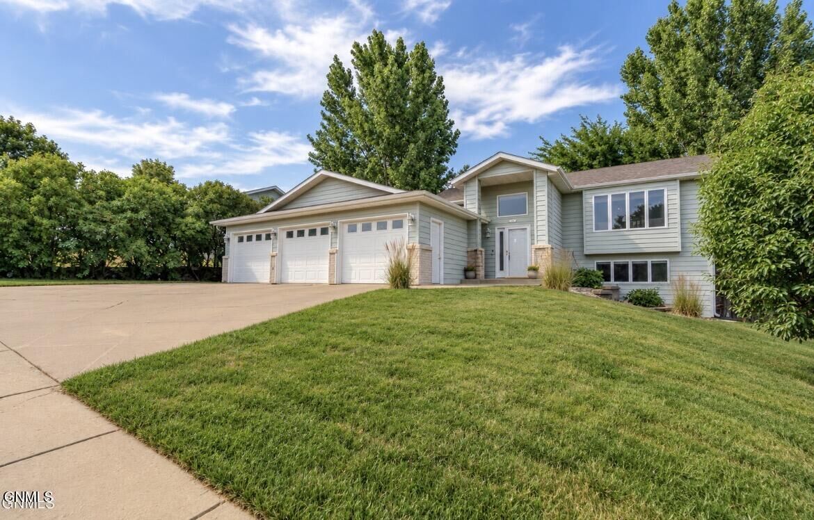 Property Photo:  910 Mahone Avenue  ND 58503 
