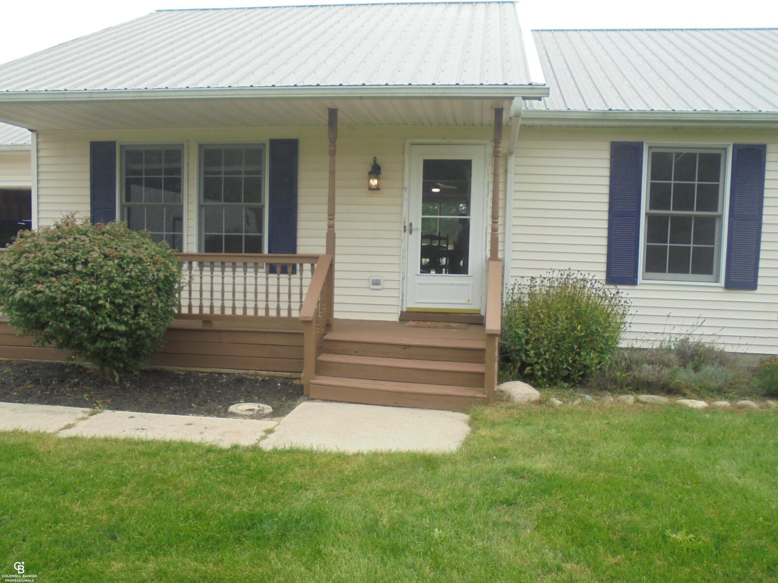 Property Photo:  794 Cove Road  MI 48027-3506 