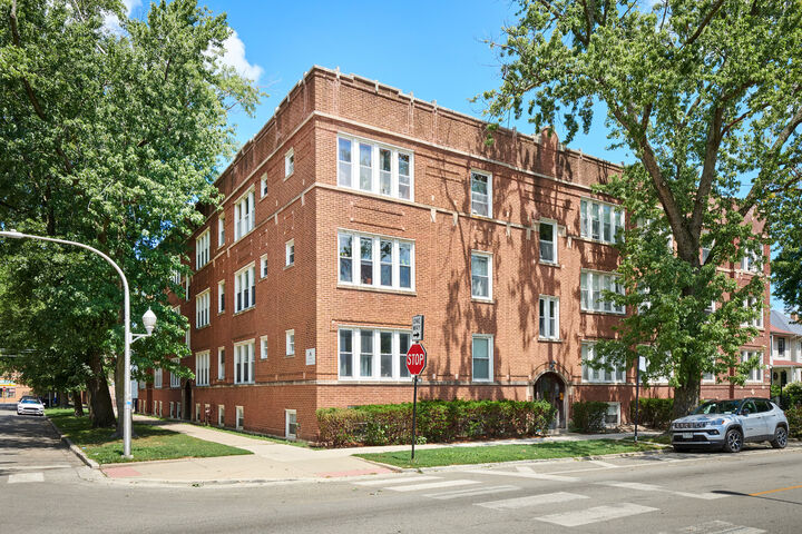 Property Photo: 7209 N Damen Avenue 3 IL 60626