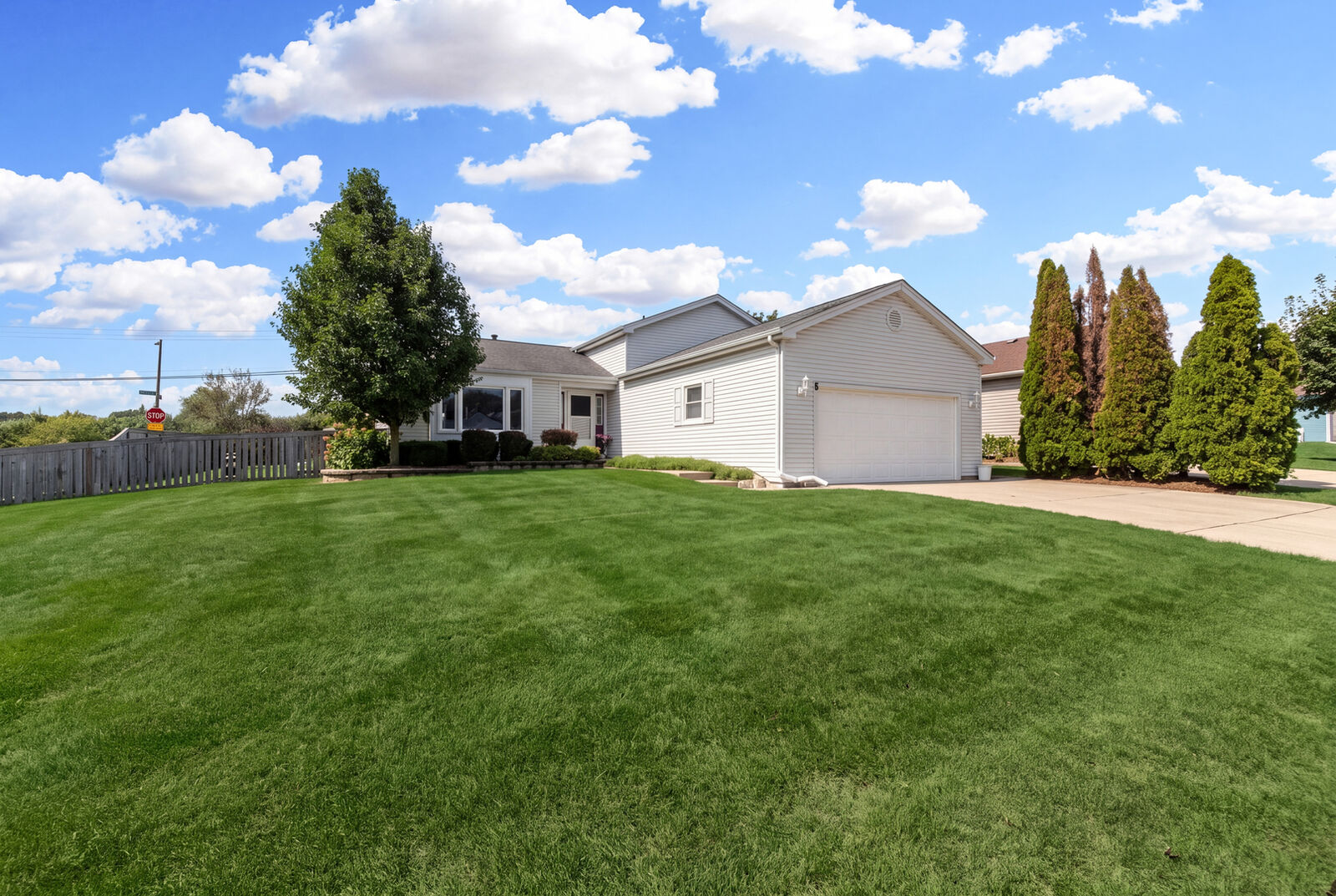 Property Photo:  6 Carol Ann Drive  IL 60107 