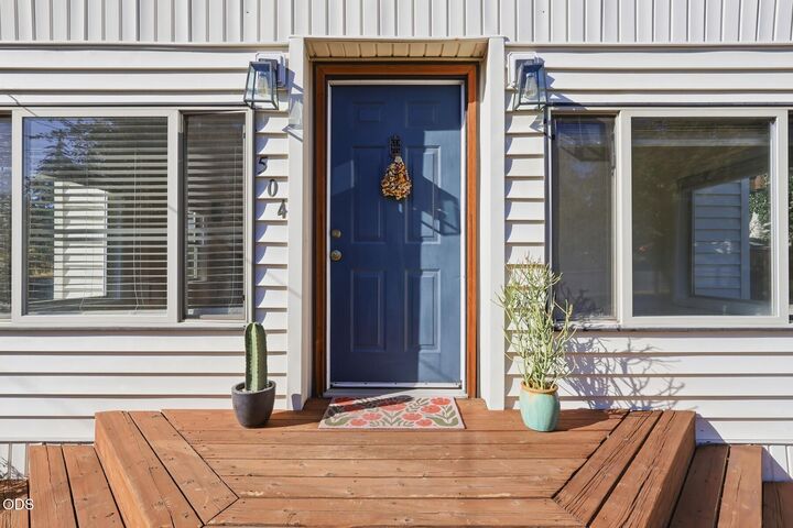 Property Photo:  504 NE Dekalb Avenue  OR 97701 