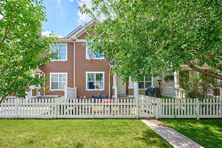 Property Photo:  225 Elgin Gardens SE  AB T2Z 4T6 