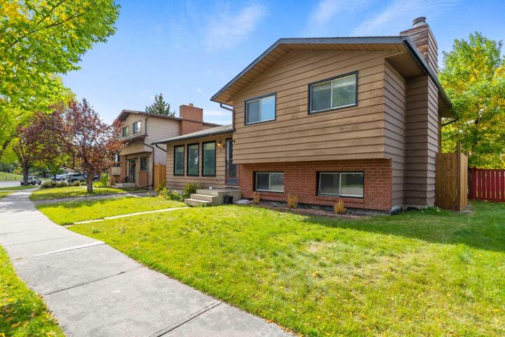 Property Photo:  304 Whitefield Drive NE  AB T1Y 5J3 