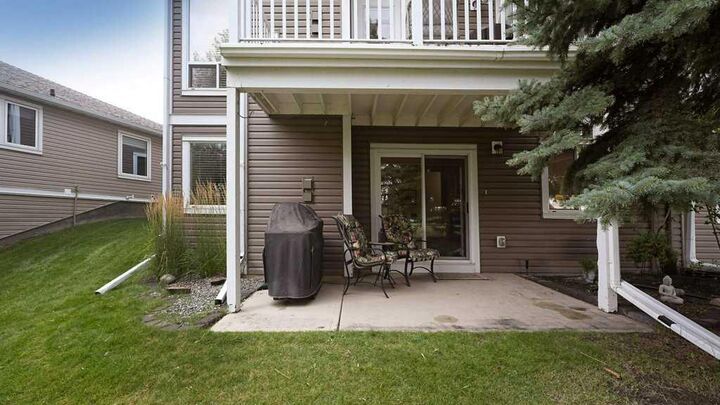 Property Photo:  49 Douglasbank Gardens SE  AB T2Z 2C9 