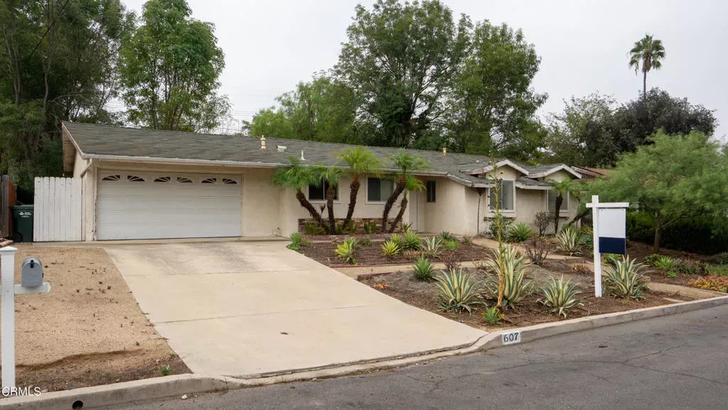 Property Photo: 607 Calle Tulipan CA 91360