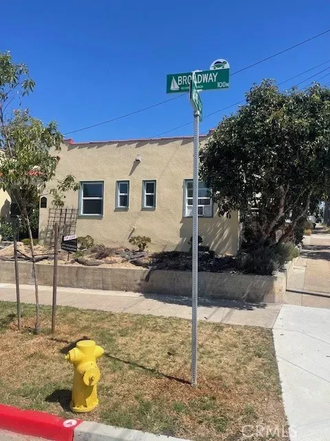 Property Photo:  401 Broadway  CA 90277 
