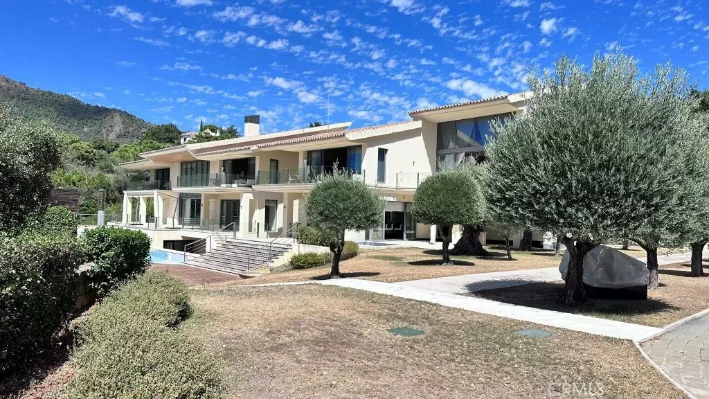Property Photo:  1 E  CA 29679 